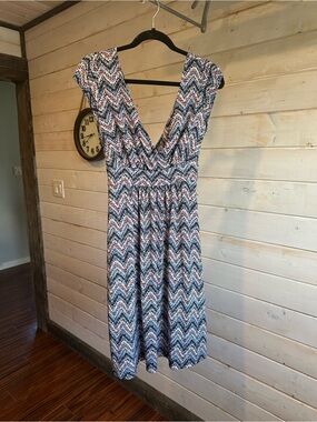 Simone | Sleeveless Midi V-Neck Dress